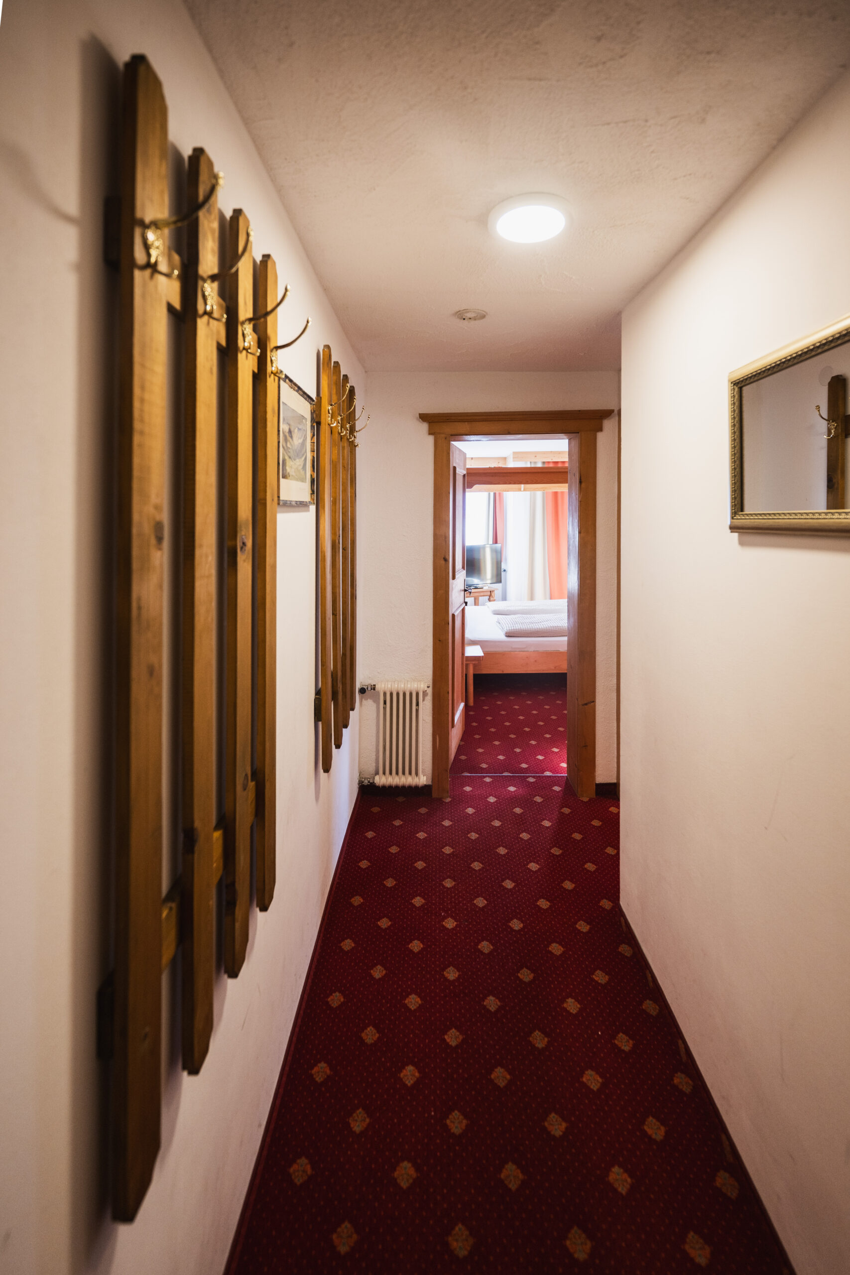 Unser Domizil Brugger ist ein familiär geführtes Bed- & Breakfast Hotel bestehend aus vierzehn Hotelzimmern und fünf Appartements in Neukirchen am Großvenediger. // Our Domizil Brugger is a family-run bed and breakfast hotel consisting of fourteen hotel rooms and five apartments in Neukirchen am Grossvenediger.