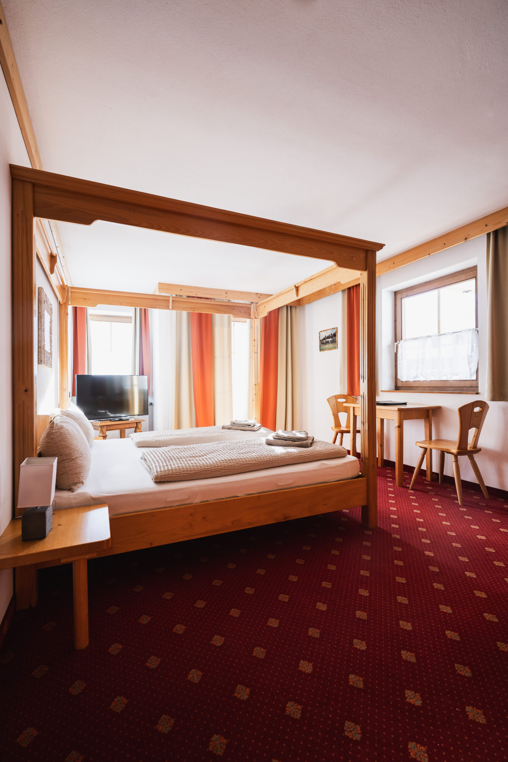 Unser Domizil Brugger ist ein familiär geführtes Bed- & Breakfast Hotel bestehend aus vierzehn Hotelzimmern und fünf Appartements in Neukirchen am Großvenediger. // Our Domizil Brugger is a family-run bed and breakfast hotel consisting of fourteen hotel rooms and five apartments in Neukirchen am Grossvenediger.