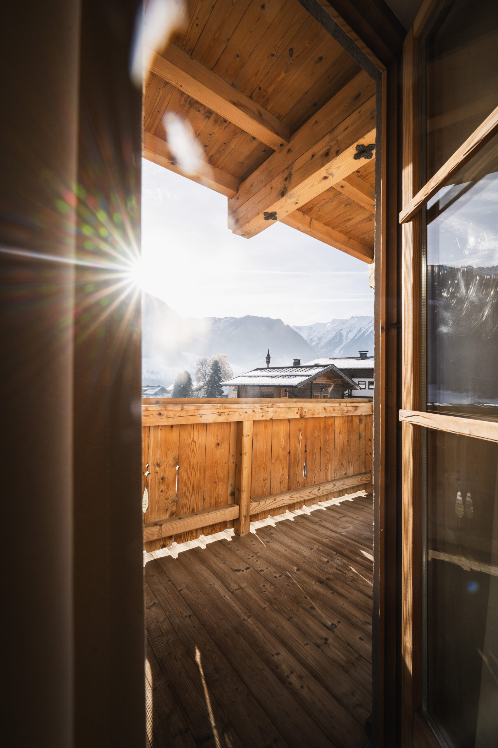 Unser Domizil Brugger ist ein familiär geführtes Bed- & Breakfast Hotel bestehend aus vierzehn Hotelzimmern und fünf Appartements in Neukirchen am Großvenediger. // Our Domizil Brugger is a family-run bed and breakfast hotel consisting of fourteen hotel rooms and five apartments in Neukirchen am Grossvenediger.