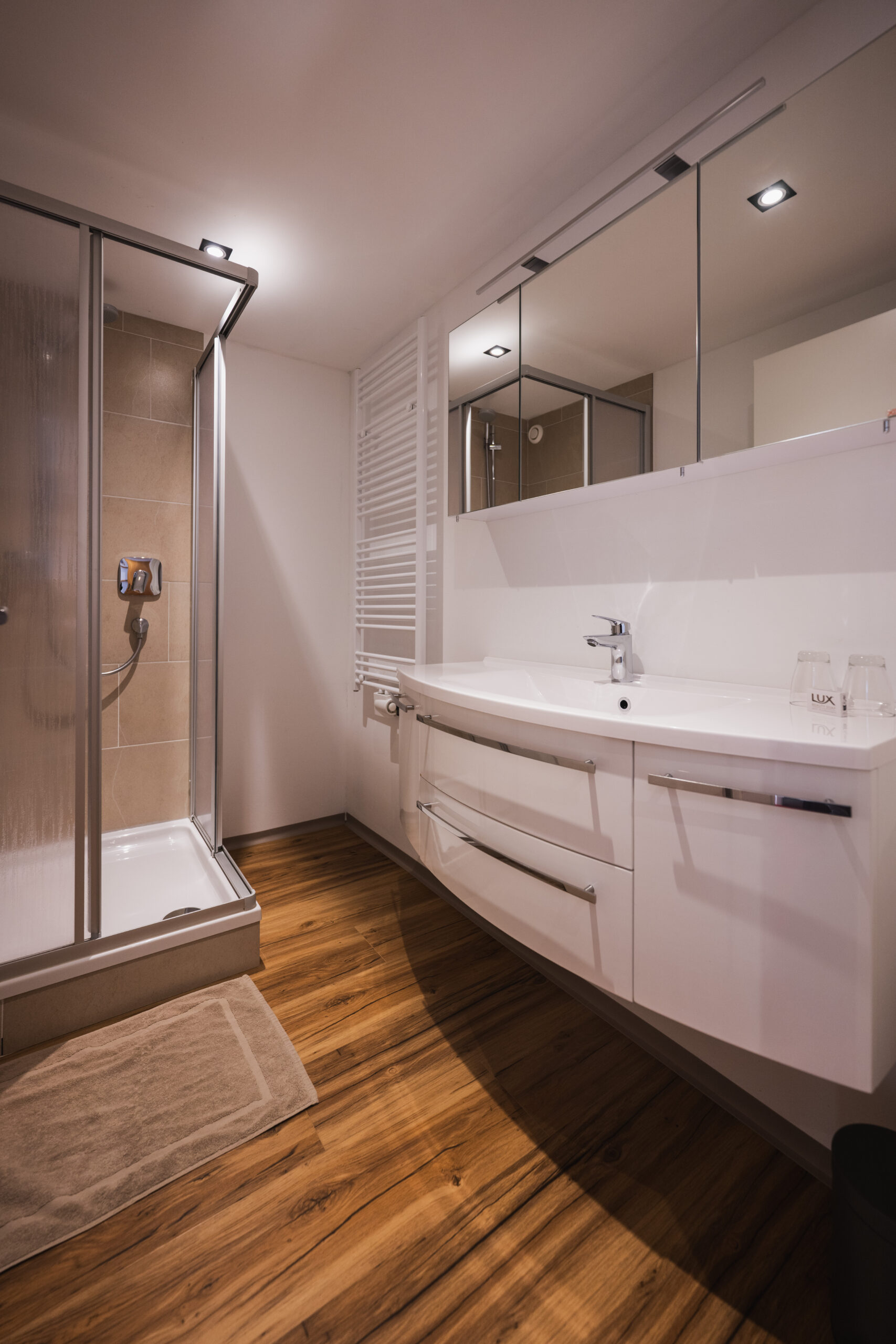 Unser Domizil Brugger ist ein familiär geführtes Bed- & Breakfast Hotel bestehend aus vierzehn Hotelzimmern und fünf Appartements in Neukirchen am Großvenediger. // Our Domizil Brugger is a family-run bed and breakfast hotel consisting of fourteen hotel rooms and five apartments in Neukirchen am Grossvenediger.