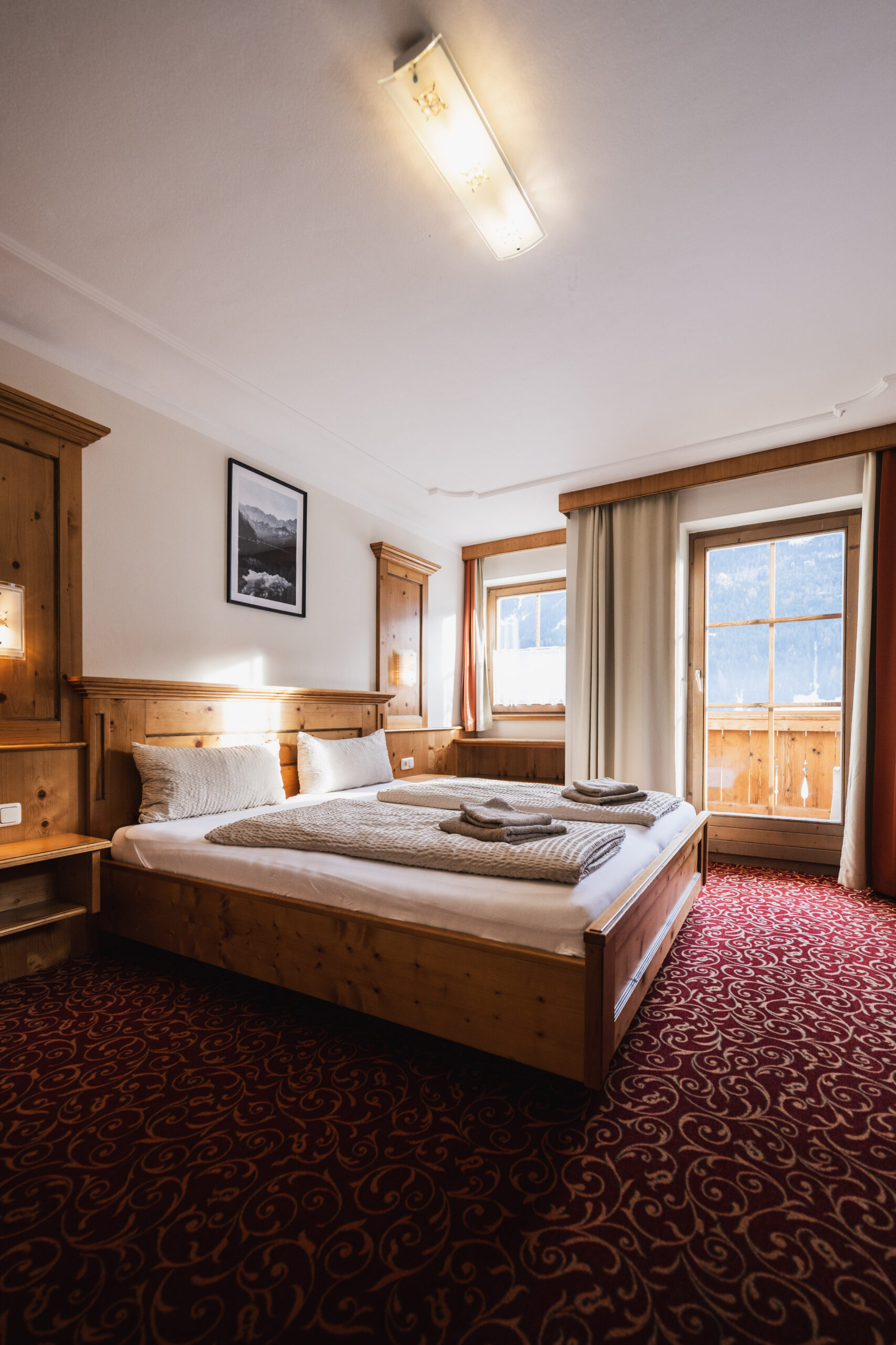 Unser Domizil Brugger ist ein familiär geführtes Bed- & Breakfast Hotel bestehend aus vierzehn Hotelzimmern und fünf Appartements in Neukirchen am Großvenediger. // Our Domizil Brugger is a family-run bed and breakfast hotel consisting of fourteen hotel rooms and five apartments in Neukirchen am Grossvenediger.