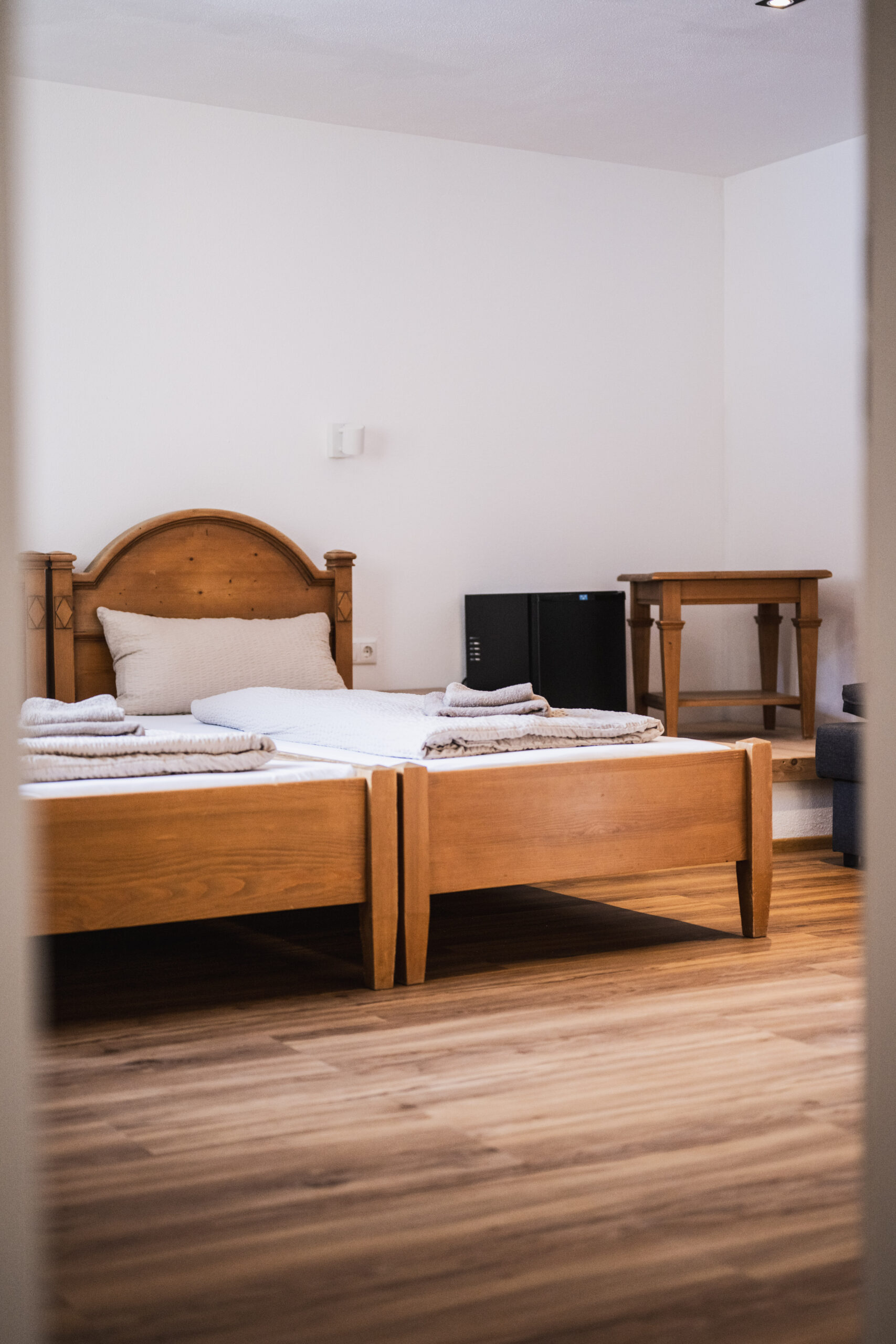 Unser Domizil Brugger ist ein familiär geführtes Bed- & Breakfast Hotel bestehend aus vierzehn Hotelzimmern und fünf Appartements in Neukirchen am Großvenediger. // Our Domizil Brugger is a family-run bed and breakfast hotel consisting of fourteen hotel rooms and five apartments in Neukirchen am Grossvenediger.