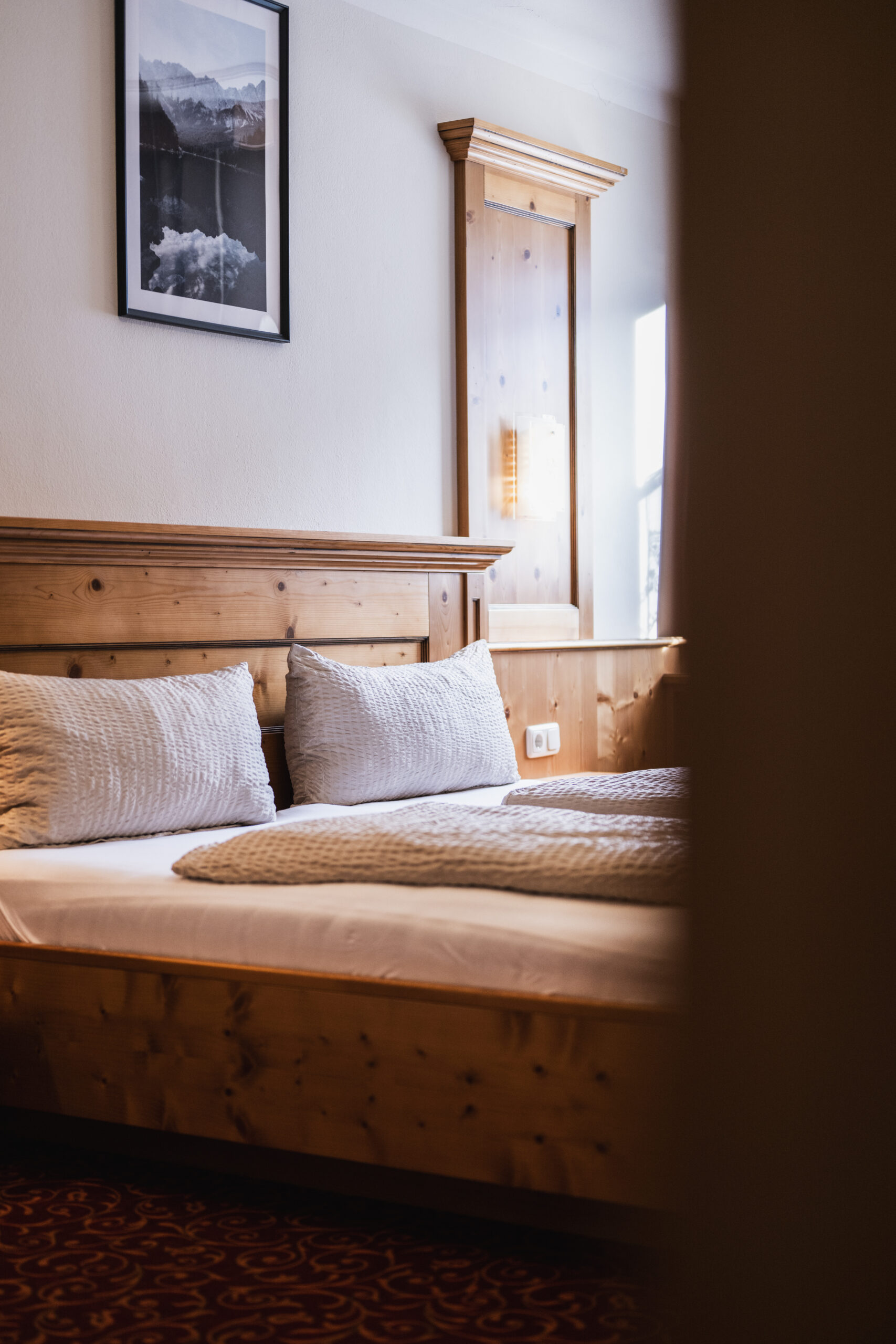 Unser Domizil Brugger ist ein familiär geführtes Bed- & Breakfast Hotel bestehend aus vierzehn Hotelzimmern und fünf Appartements in Neukirchen am Großvenediger. // Our Domizil Brugger is a family-run bed and breakfast hotel consisting of fourteen hotel rooms and five apartments in Neukirchen am Grossvenediger.