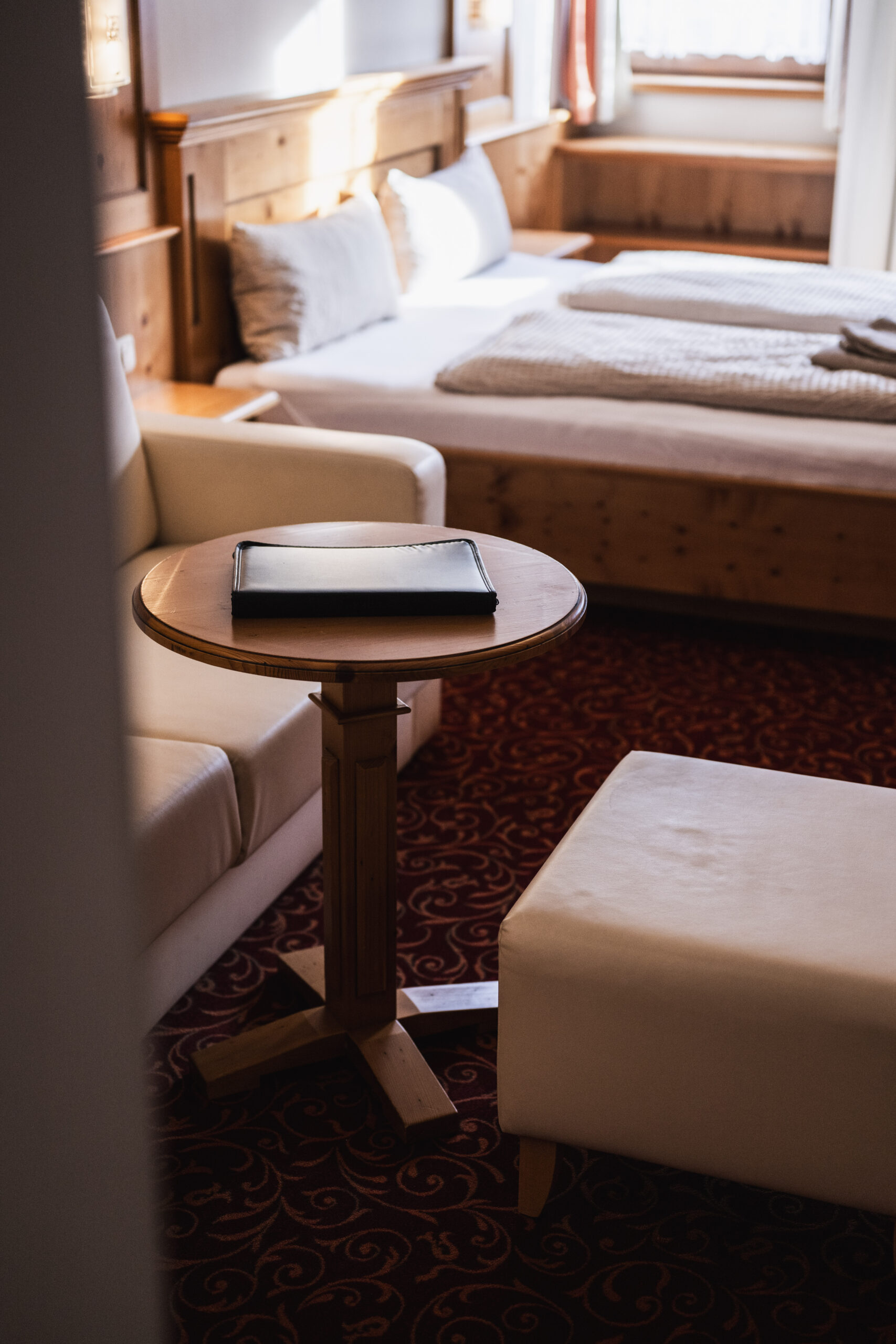 Unser Domizil Brugger ist ein familiär geführtes Bed- & Breakfast Hotel bestehend aus vierzehn Hotelzimmern und fünf Appartements in Neukirchen am Großvenediger. // Our Domizil Brugger is a family-run bed and breakfast hotel consisting of fourteen hotel rooms and five apartments in Neukirchen am Grossvenediger.