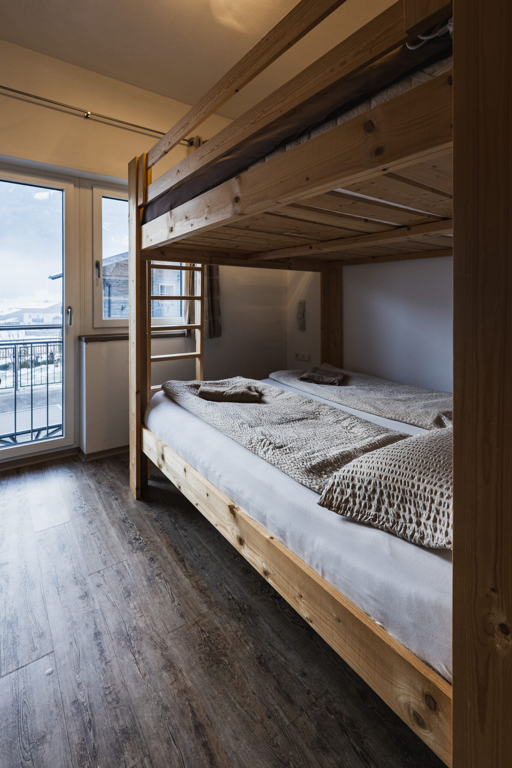 Unser Domizil Brugger ist ein familiär geführtes Bed- & Breakfast Hotel bestehend aus vierzehn Hotelzimmern und fünf Appartements in Neukirchen am Großvenediger. // Our Domizil Brugger is a family-run bed and breakfast hotel consisting of fourteen hotel rooms and five apartments in Neukirchen am Grossvenediger.