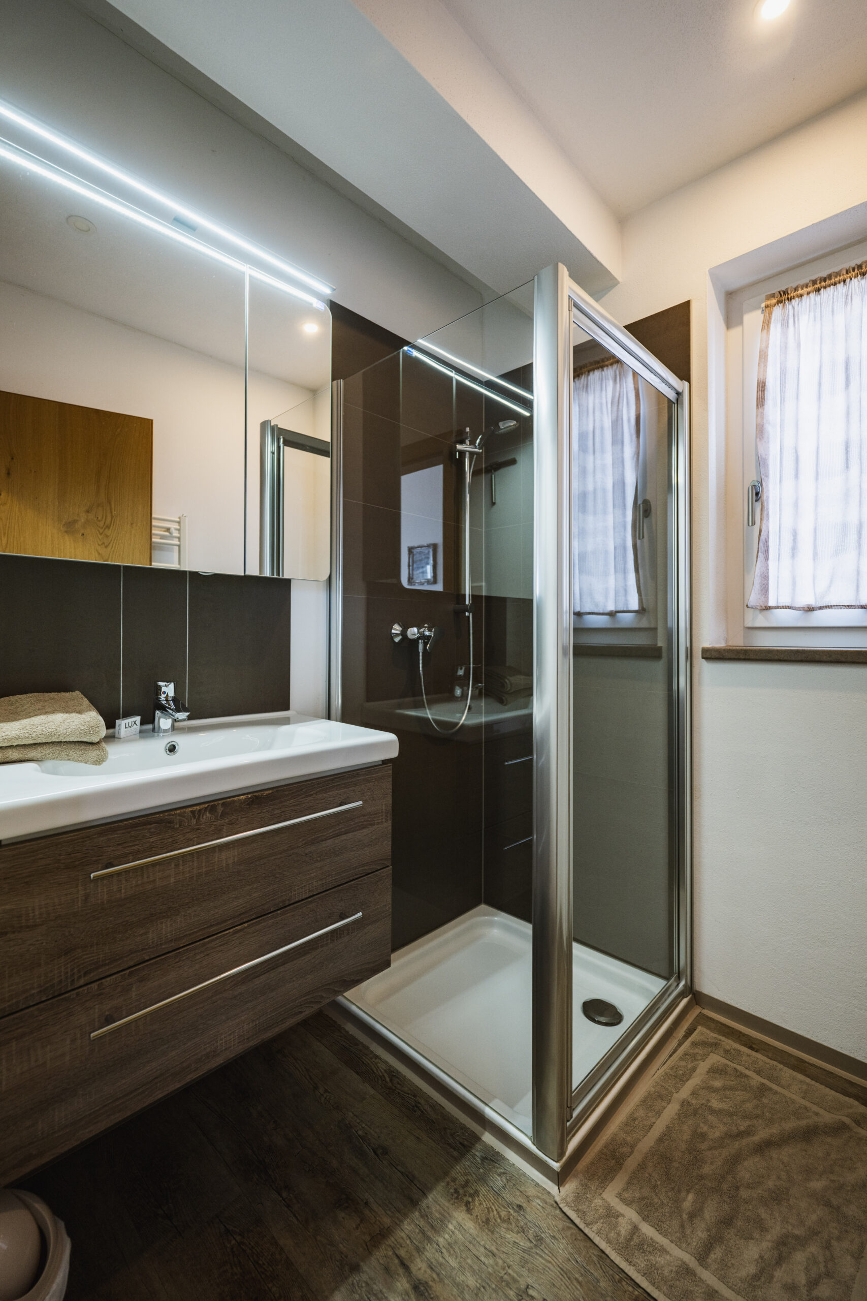 Unser Domizil Brugger ist ein familiär geführtes Bed- & Breakfast Hotel bestehend aus vierzehn Hotelzimmern und fünf Appartements in Neukirchen am Großvenediger. // Our Domizil Brugger is a family-run bed and breakfast hotel consisting of fourteen hotel rooms and five apartments in Neukirchen am Grossvenediger.