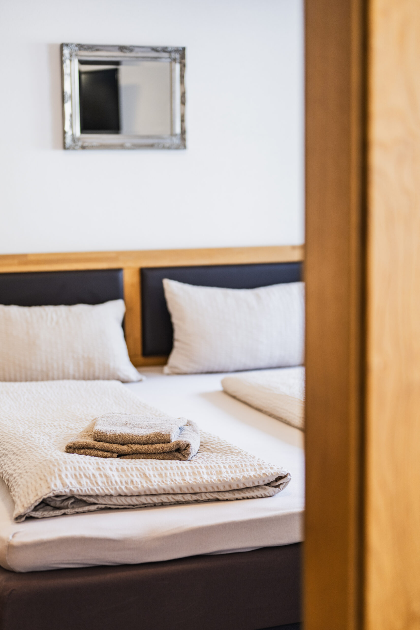 Unser Domizil Brugger ist ein familiär geführtes Bed- & Breakfast Hotel bestehend aus vierzehn Hotelzimmern und fünf Appartements in Neukirchen am Großvenediger. // Our Domizil Brugger is a family-run bed and breakfast hotel consisting of fourteen hotel rooms and five apartments in Neukirchen am Grossvenediger.