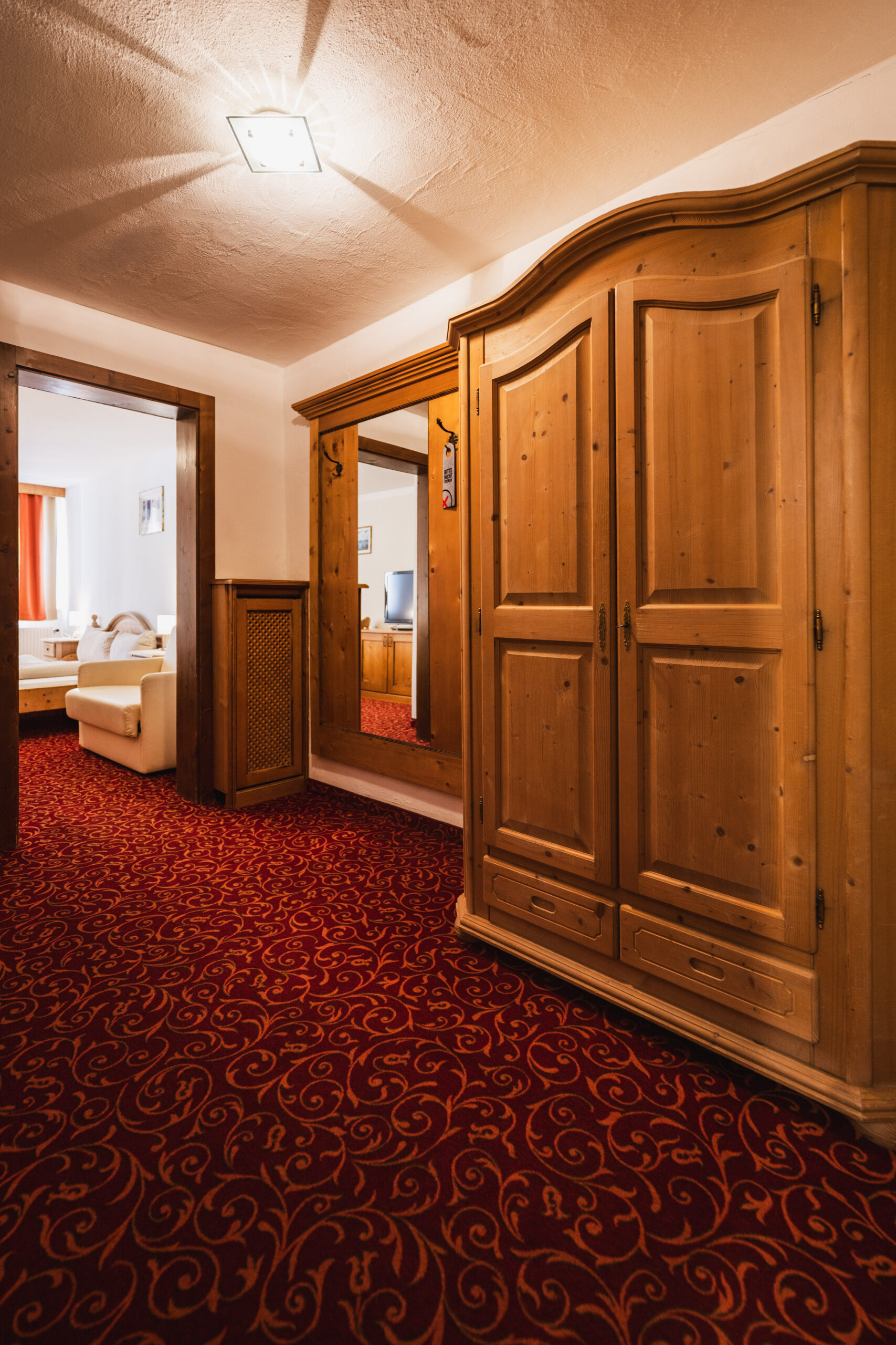 Unser Domizil Brugger ist ein familiär geführtes Bed- & Breakfast Hotel bestehend aus vierzehn Hotelzimmern und fünf Appartements in Neukirchen am Großvenediger. // Our Domizil Brugger is a family-run bed and breakfast hotel consisting of fourteen hotel rooms and five apartments in Neukirchen am Grossvenediger.