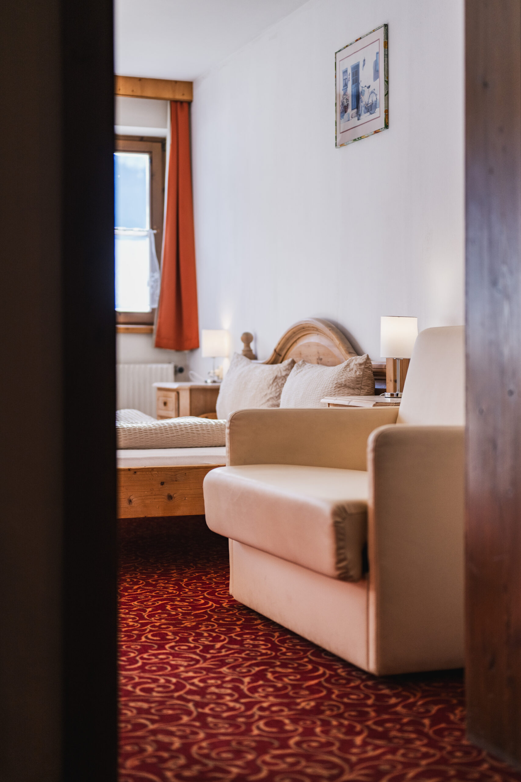 Unser Domizil Brugger ist ein familiär geführtes Bed- & Breakfast Hotel bestehend aus vierzehn Hotelzimmern und fünf Appartements in Neukirchen am Großvenediger. // Our Domizil Brugger is a family-run bed and breakfast hotel consisting of fourteen hotel rooms and five apartments in Neukirchen am Grossvenediger.