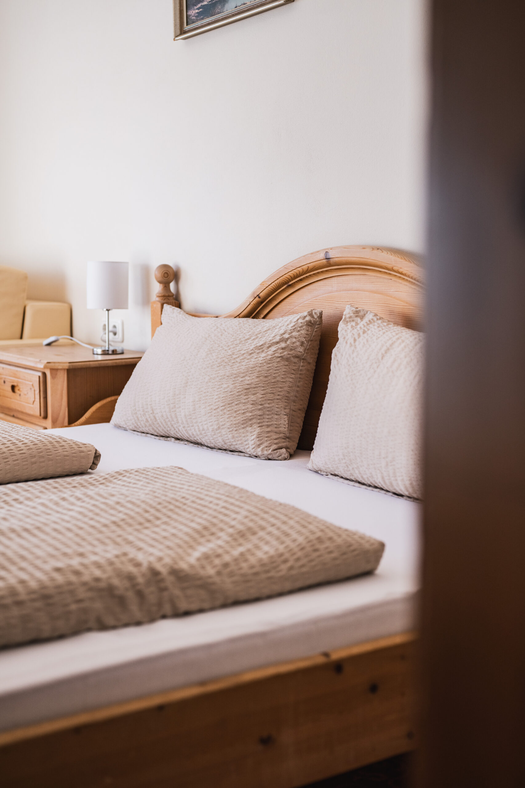 Unser Domizil Brugger ist ein familiär geführtes Bed- & Breakfast Hotel bestehend aus vierzehn Hotelzimmern und fünf Appartements in Neukirchen am Großvenediger. // Our Domizil Brugger is a family-run bed and breakfast hotel consisting of fourteen hotel rooms and five apartments in Neukirchen am Grossvenediger.