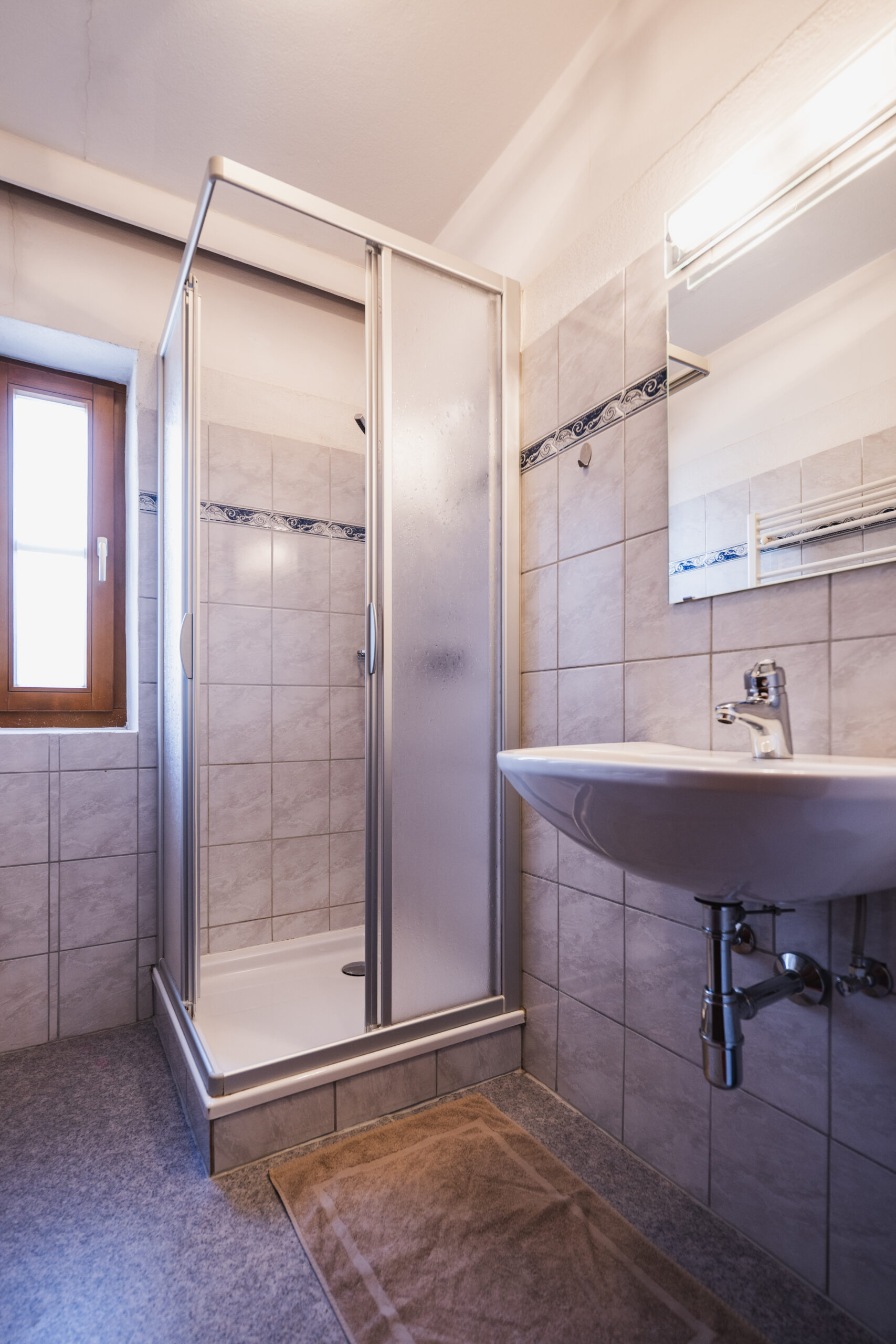 Unser Domizil Brugger ist ein familiär geführtes Bed- & Breakfast Hotel bestehend aus vierzehn Hotelzimmern und fünf Appartements in Neukirchen am Großvenediger. // Our Domizil Brugger is a family-run bed and breakfast hotel consisting of fourteen hotel rooms and five apartments in Neukirchen am Grossvenediger.