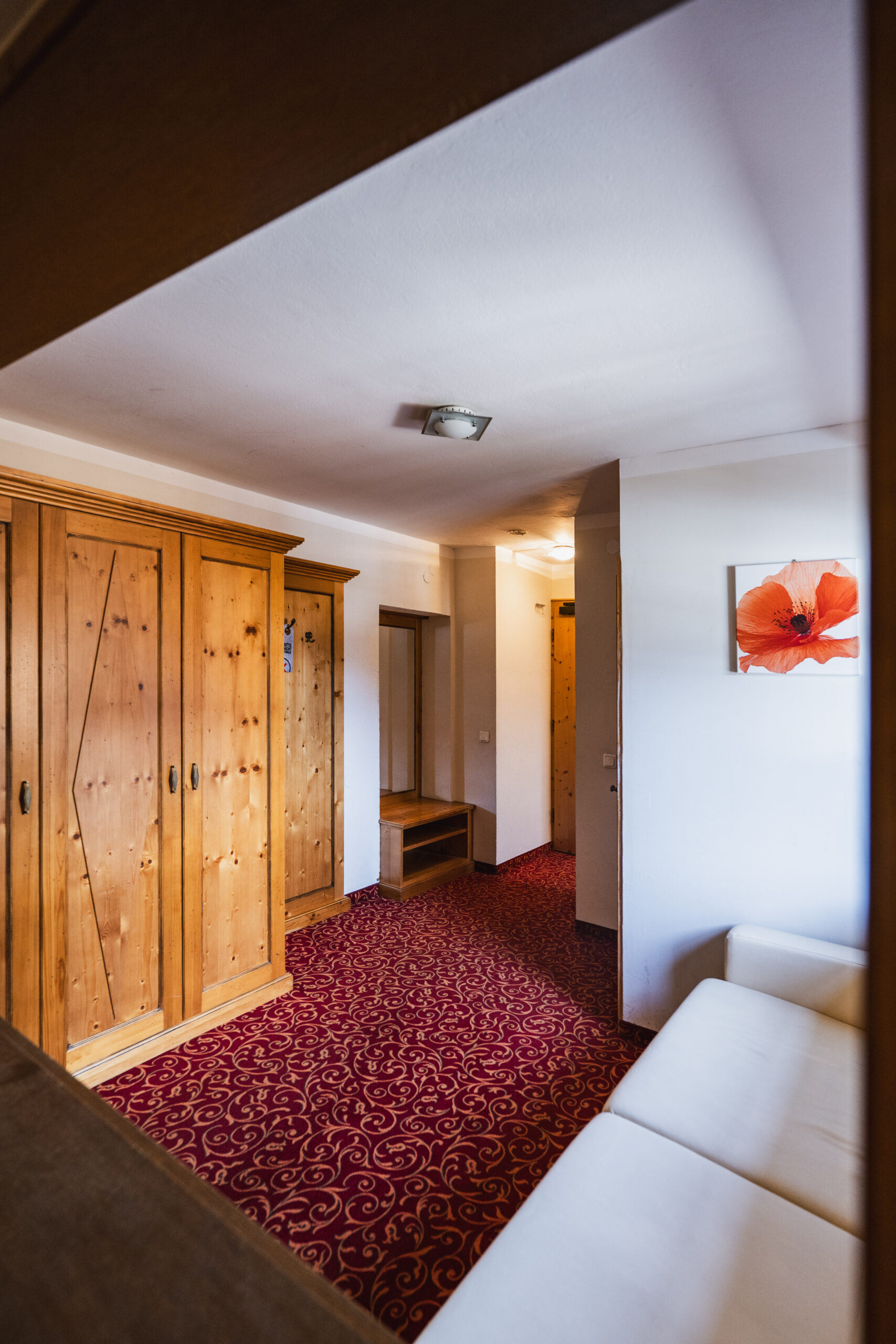 Unser Domizil Brugger ist ein familiär geführtes Bed- & Breakfast Hotel bestehend aus vierzehn Hotelzimmern und fünf Appartements in Neukirchen am Großvenediger. // Our Domizil Brugger is a family-run bed and breakfast hotel consisting of fourteen hotel rooms and five apartments in Neukirchen am Grossvenediger.