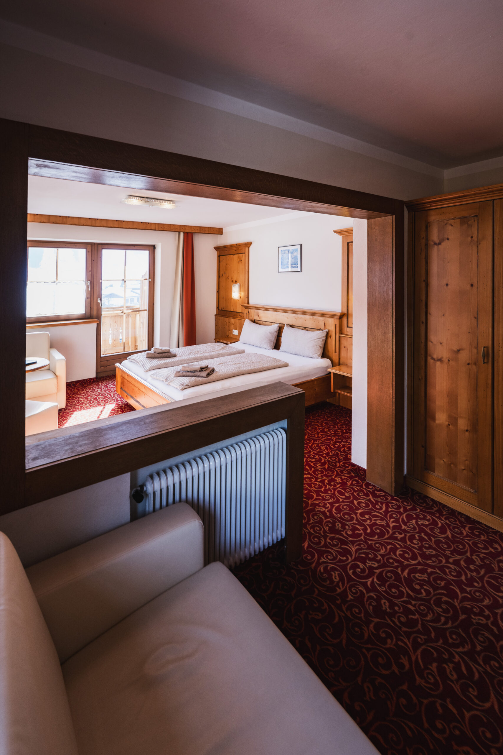 Unser Domizil Brugger ist ein familiär geführtes Bed- & Breakfast Hotel bestehend aus vierzehn Hotelzimmern und fünf Appartements in Neukirchen am Großvenediger. // Our Domizil Brugger is a family-run bed and breakfast hotel consisting of fourteen hotel rooms and five apartments in Neukirchen am Grossvenediger.