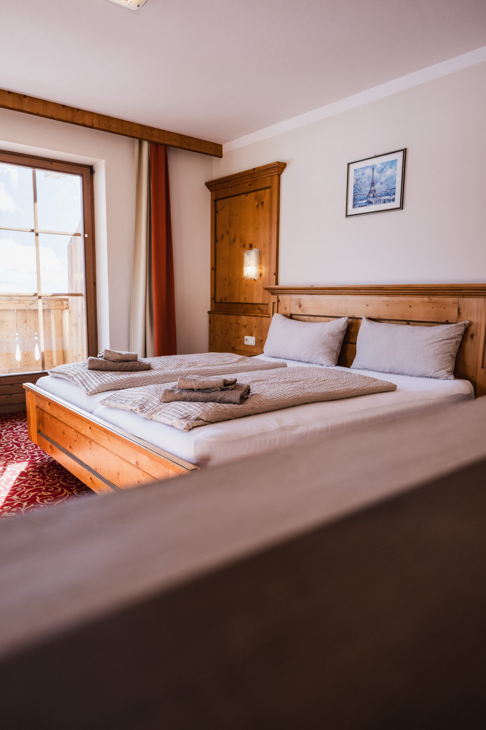 Unser Domizil Brugger ist ein familiär geführtes Bed- & Breakfast Hotel bestehend aus vierzehn Hotelzimmern und fünf Appartements in Neukirchen am Großvenediger. // Our Domizil Brugger is a family-run bed and breakfast hotel consisting of fourteen hotel rooms and five apartments in Neukirchen am Grossvenediger.