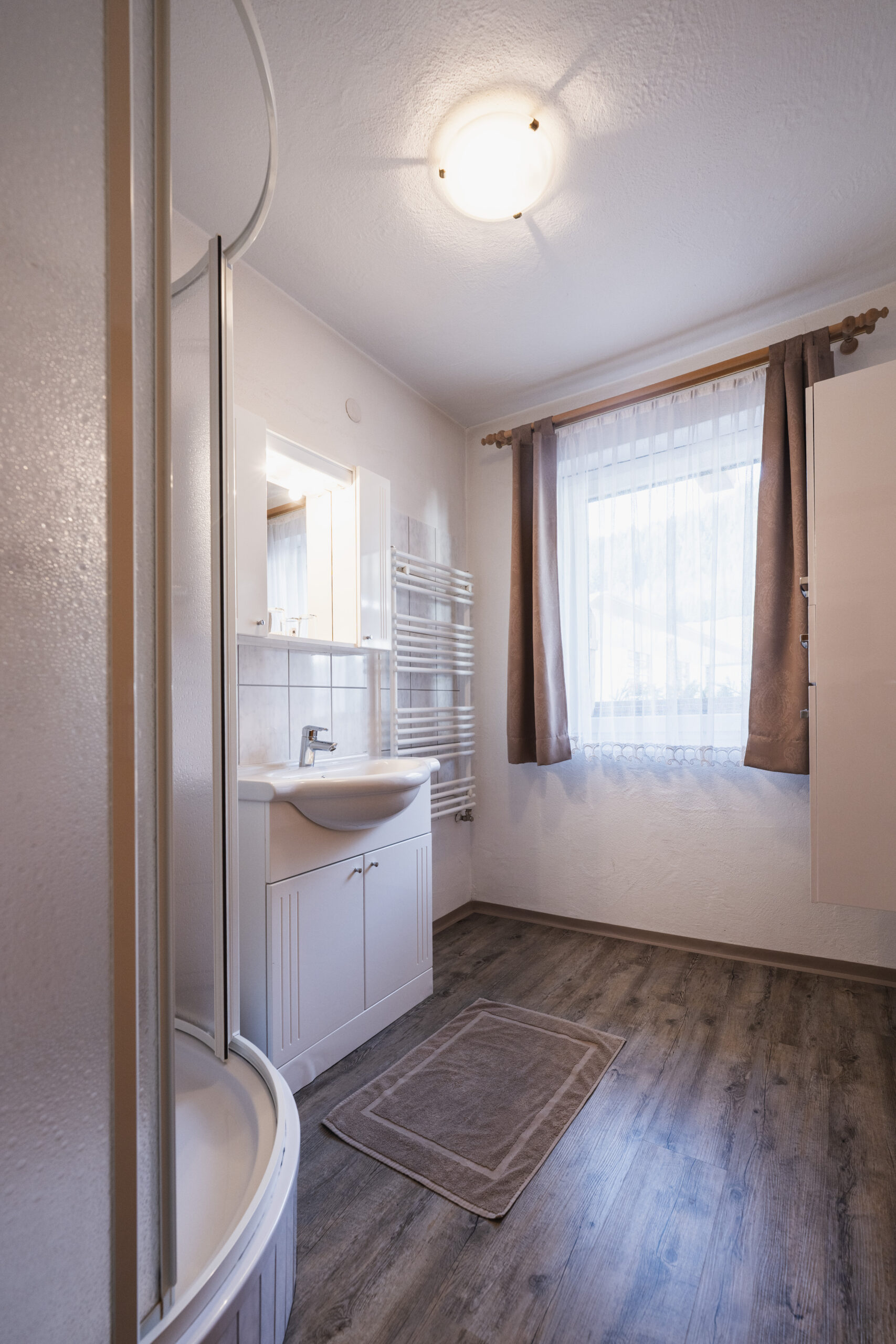 Unser Domizil Brugger ist ein familiär geführtes Bed- & Breakfast Hotel bestehend aus vierzehn Hotelzimmern und fünf Appartements in Neukirchen am Großvenediger. // Our Domizil Brugger is a family-run bed and breakfast hotel consisting of fourteen hotel rooms and five apartments in Neukirchen am Grossvenediger.