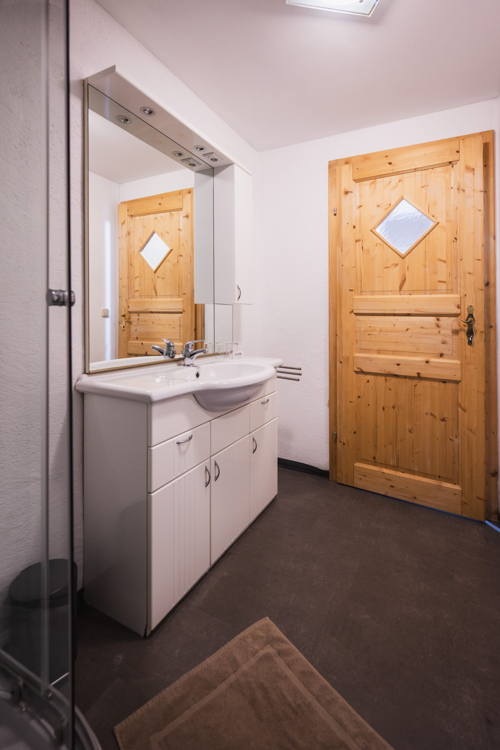 Unser Domizil Brugger ist ein familiär geführtes Bed- & Breakfast Hotel bestehend aus vierzehn Hotelzimmern und fünf Appartements in Neukirchen am Großvenediger. // Our Domizil Brugger is a family-run bed and breakfast hotel consisting of fourteen hotel rooms and five apartments in Neukirchen am Grossvenediger.