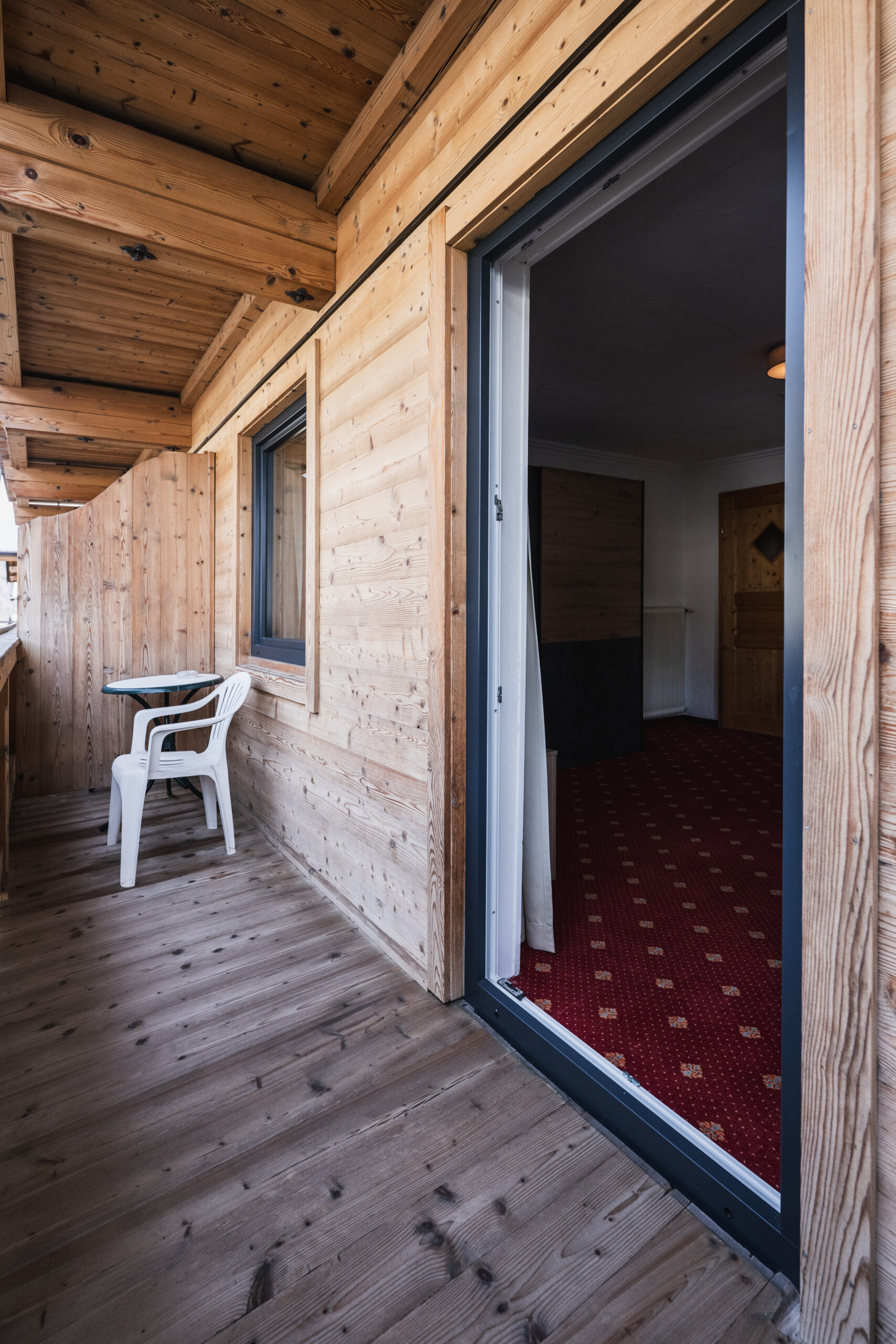 Unser Domizil Brugger ist ein familiär geführtes Bed- & Breakfast Hotel bestehend aus vierzehn Hotelzimmern und fünf Appartements in Neukirchen am Großvenediger. // Our Domizil Brugger is a family-run bed and breakfast hotel consisting of fourteen hotel rooms and five apartments in Neukirchen am Grossvenediger.