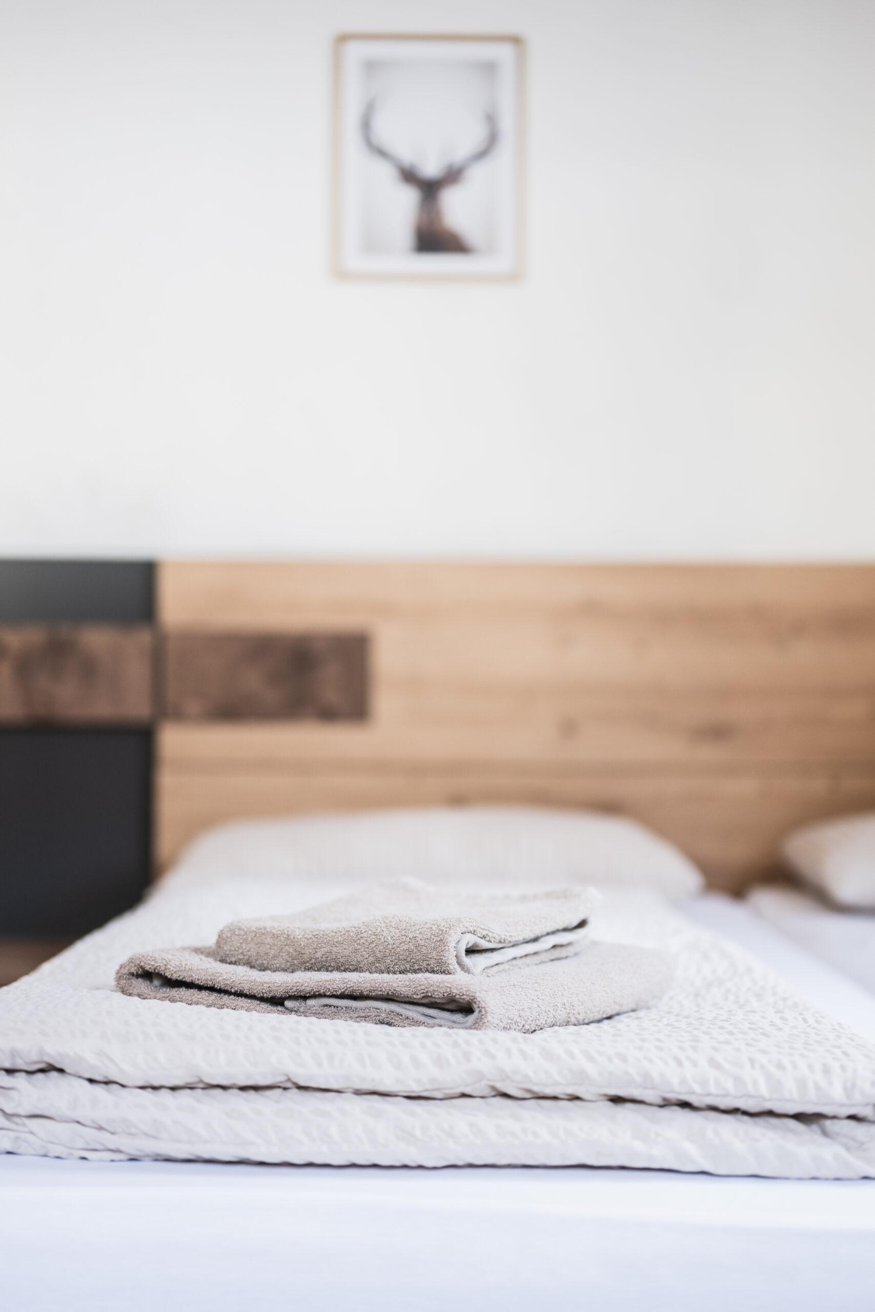 Unser Domizil Brugger ist ein familiär geführtes Bed- & Breakfast Hotel bestehend aus vierzehn Hotelzimmern und fünf Appartements in Neukirchen am Großvenediger. // Our Domizil Brugger is a family-run bed and breakfast hotel consisting of fourteen hotel rooms and five apartments in Neukirchen am Grossvenediger.