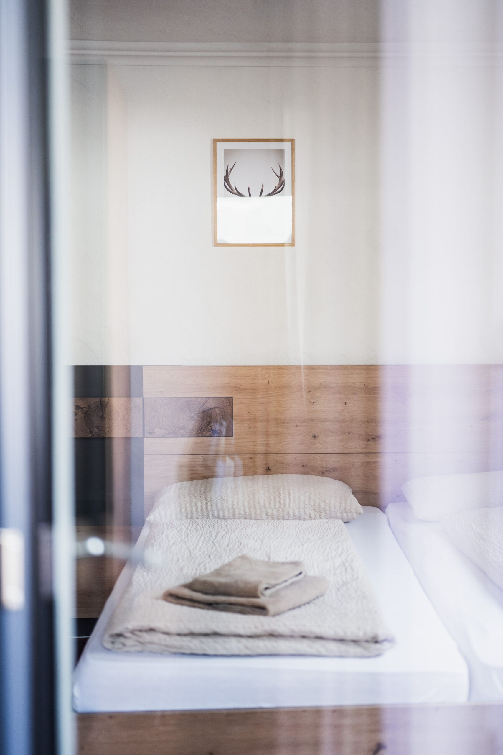 Unser Domizil Brugger ist ein familiär geführtes Bed- & Breakfast Hotel bestehend aus vierzehn Hotelzimmern und fünf Appartements in Neukirchen am Großvenediger. // Our Domizil Brugger is a family-run bed and breakfast hotel consisting of fourteen hotel rooms and five apartments in Neukirchen am Grossvenediger.