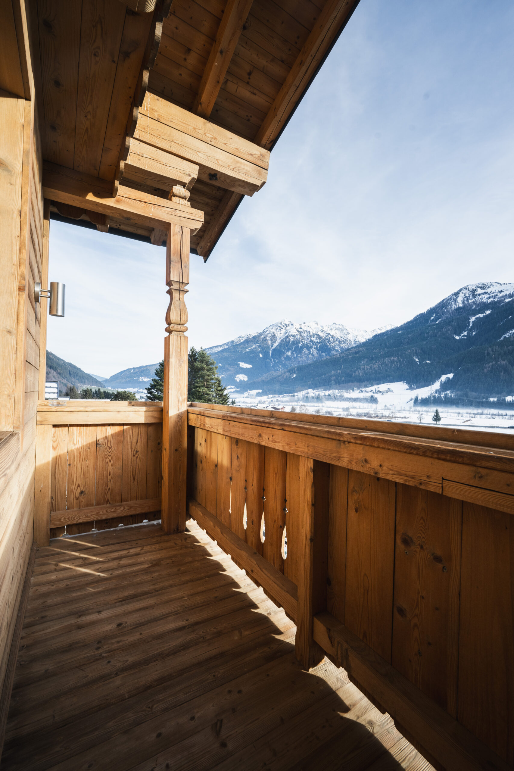 Unser Domizil Brugger ist ein familiär geführtes Bed- & Breakfast Hotel bestehend aus vierzehn Hotelzimmern und fünf Appartements in Neukirchen am Großvenediger. // Our Domizil Brugger is a family-run bed and breakfast hotel consisting of fourteen hotel rooms and five apartments in Neukirchen am Grossvenediger.