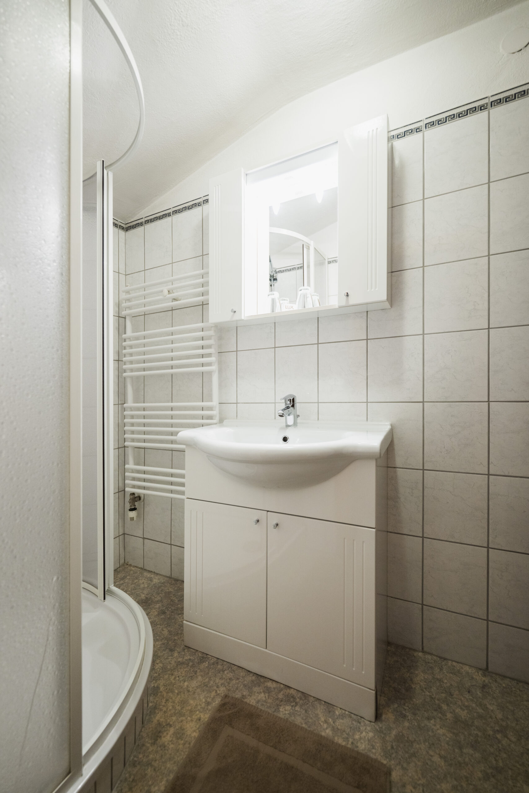 Unser Domizil Brugger ist ein familiär geführtes Bed- & Breakfast Hotel bestehend aus vierzehn Hotelzimmern und fünf Appartements in Neukirchen am Großvenediger. // Our Domizil Brugger is a family-run bed and breakfast hotel consisting of fourteen hotel rooms and five apartments in Neukirchen am Grossvenediger.