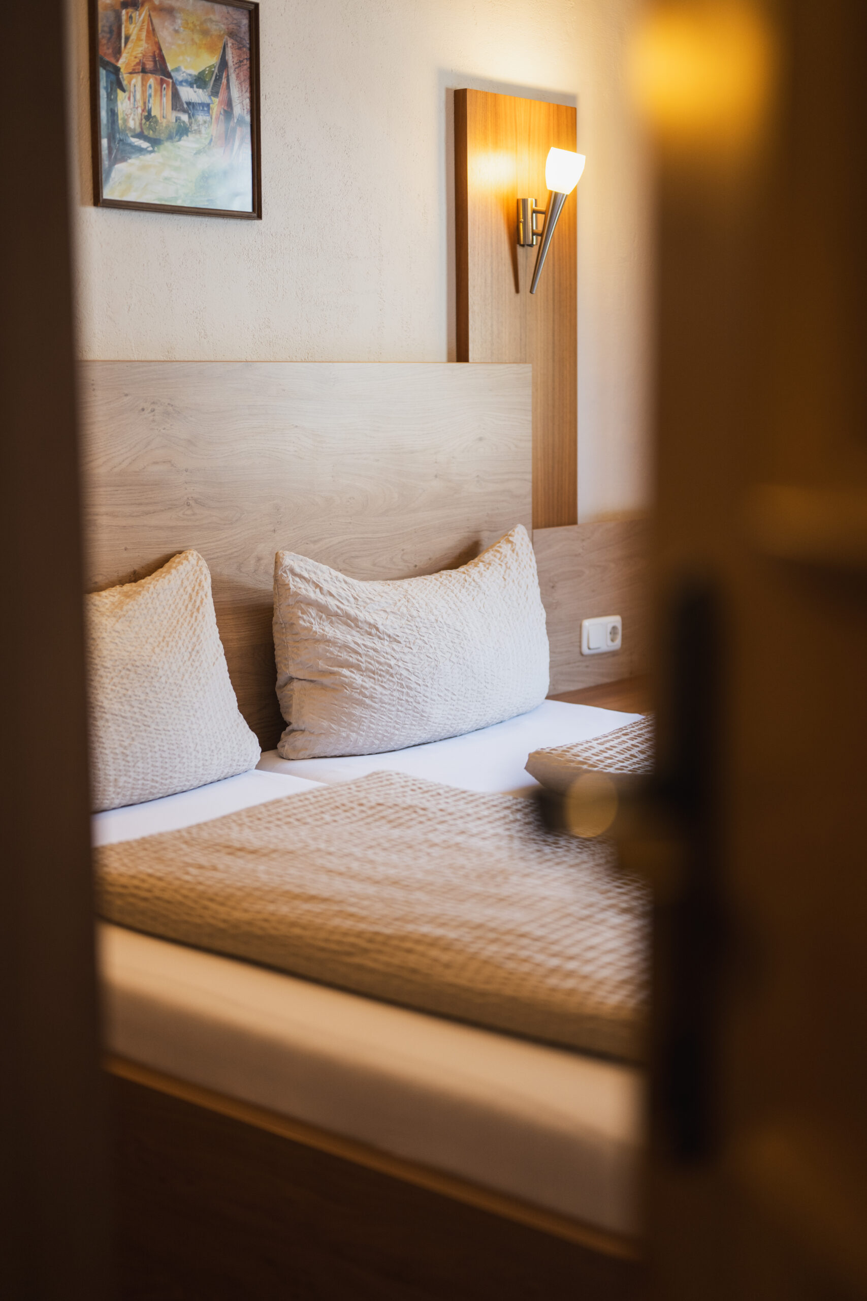 Unser Domizil Brugger ist ein familiär geführtes Bed- & Breakfast Hotel bestehend aus vierzehn Hotelzimmern und fünf Appartements in Neukirchen am Großvenediger. // Our Domizil Brugger is a family-run bed and breakfast hotel consisting of fourteen hotel rooms and five apartments in Neukirchen am Grossvenediger.