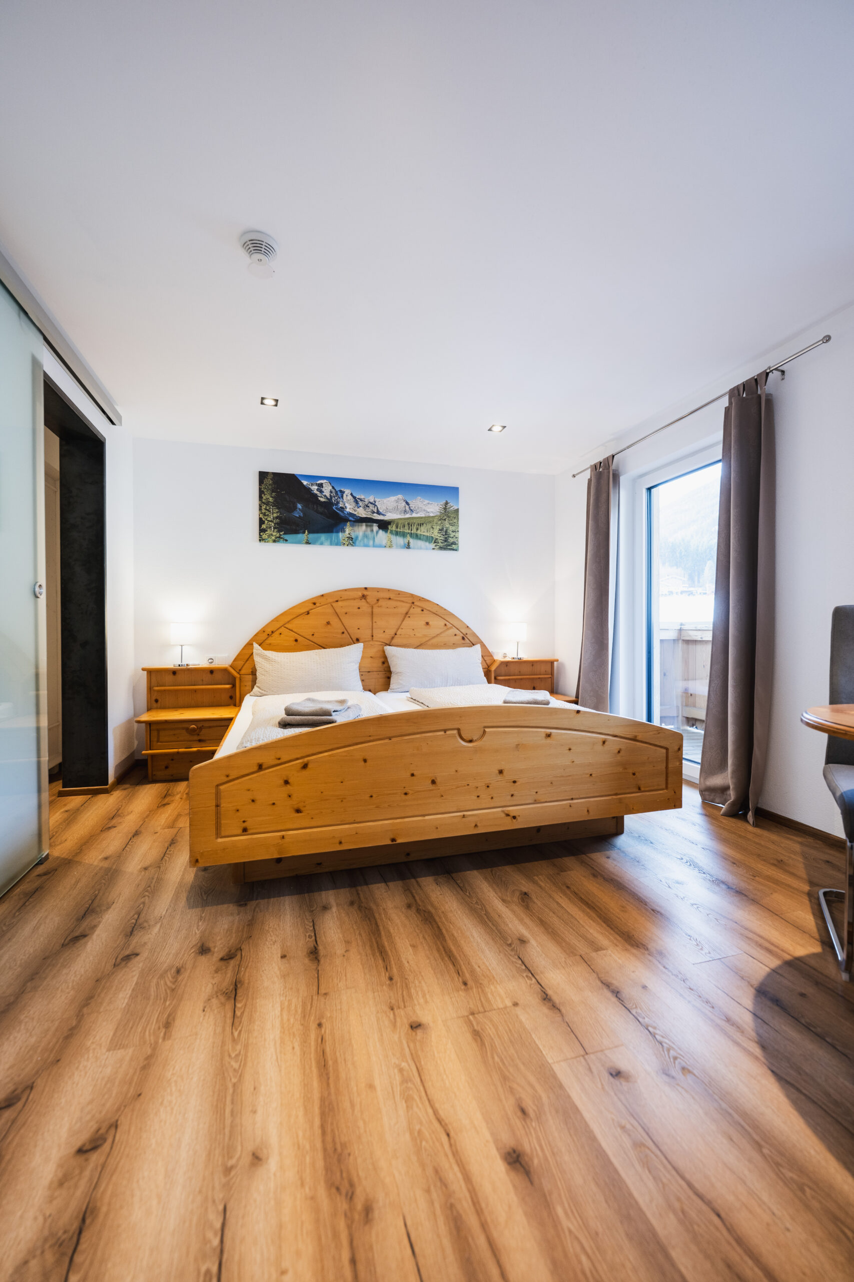 Unser Domizil Brugger ist ein familiär geführtes Bed- & Breakfast Hotel bestehend aus vierzehn Hotelzimmern und fünf Appartements in Neukirchen am Großvenediger. // Our Domizil Brugger is a family-run bed and breakfast hotel consisting of fourteen hotel rooms and five apartments in Neukirchen am Grossvenediger.