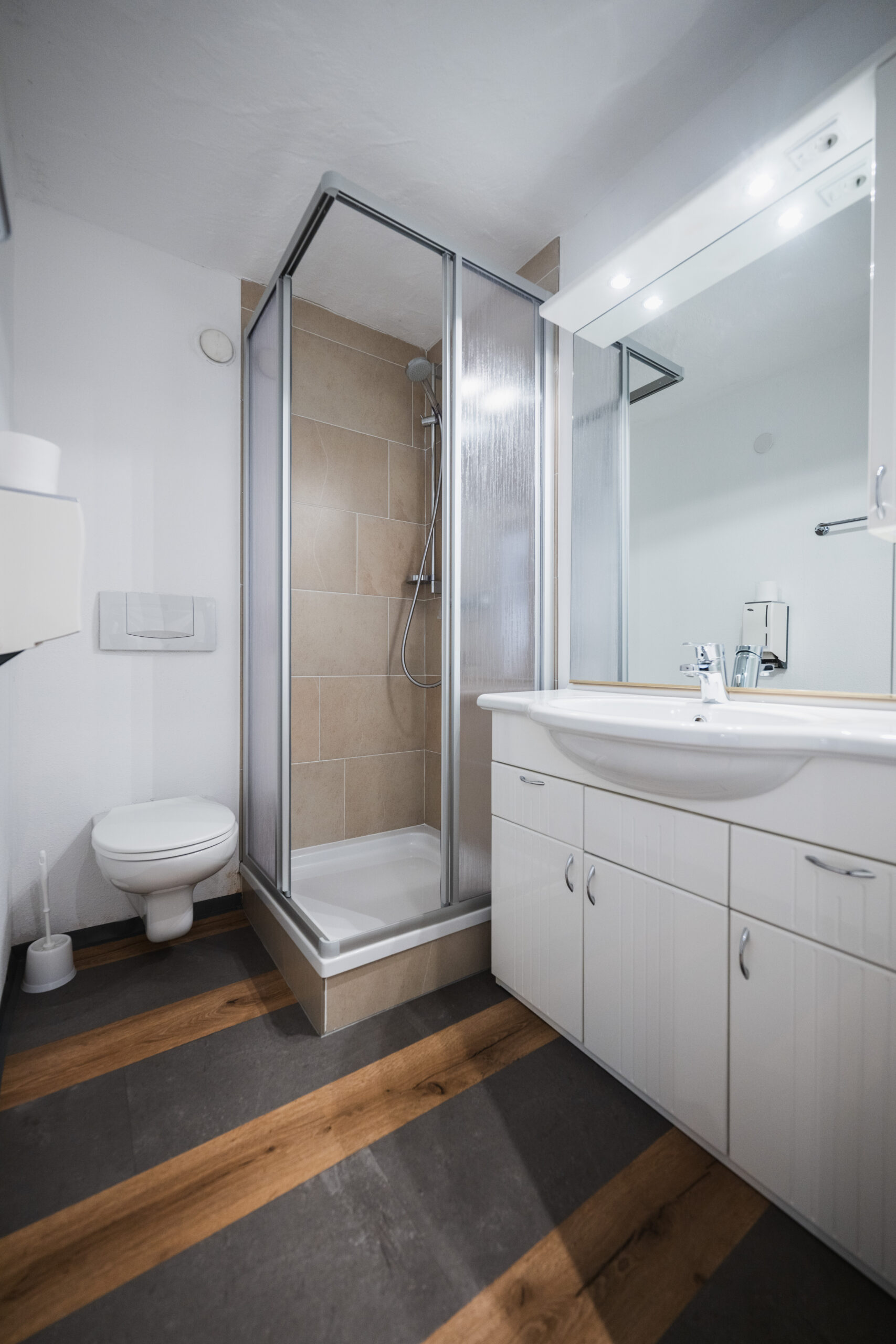 Unser Domizil Brugger ist ein familiär geführtes Bed- & Breakfast Hotel bestehend aus vierzehn Hotelzimmern und fünf Appartements in Neukirchen am Großvenediger. // Our Domizil Brugger is a family-run bed and breakfast hotel consisting of fourteen hotel rooms and five apartments in Neukirchen am Grossvenediger.