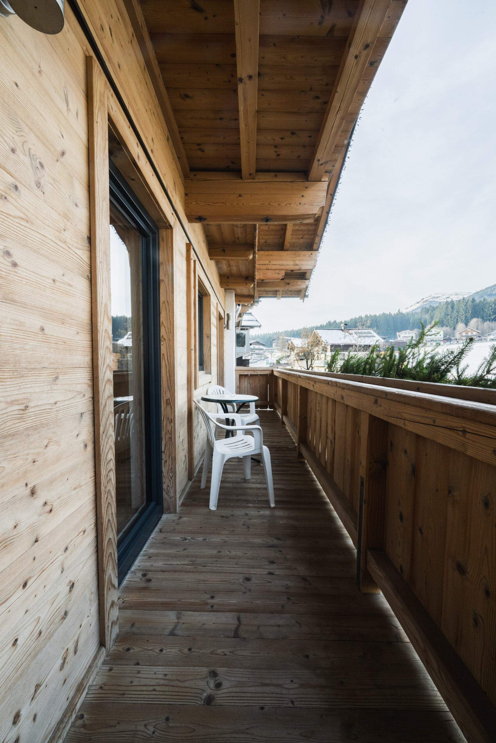 Unser Domizil Brugger ist ein familiär geführtes Bed- & Breakfast Hotel bestehend aus vierzehn Hotelzimmern und fünf Appartements in Neukirchen am Großvenediger. // Our Domizil Brugger is a family-run bed and breakfast hotel consisting of fourteen hotel rooms and five apartments in Neukirchen am Grossvenediger.