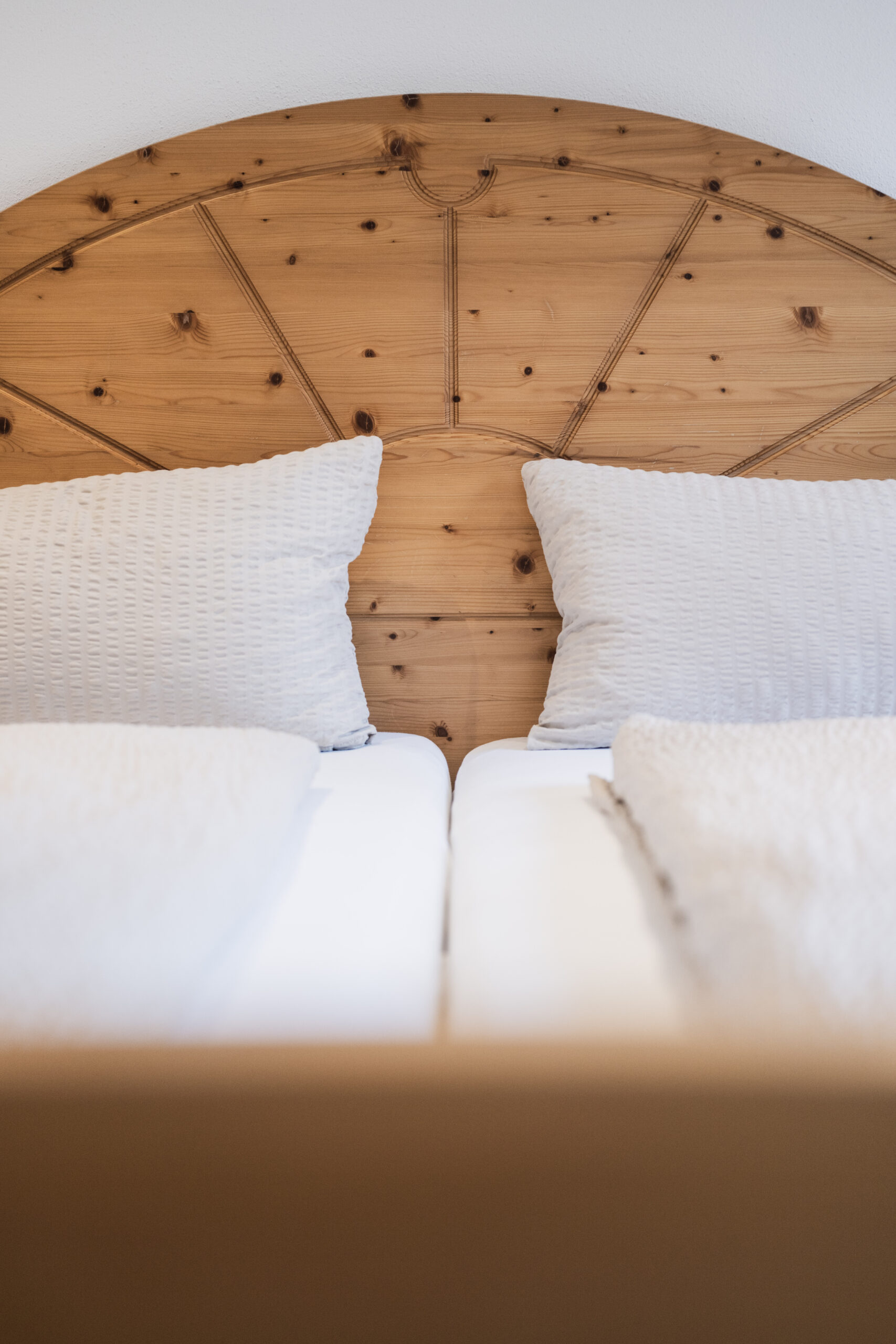 Unser Domizil Brugger ist ein familiär geführtes Bed- & Breakfast Hotel bestehend aus vierzehn Hotelzimmern und fünf Appartements in Neukirchen am Großvenediger. // Our Domizil Brugger is a family-run bed and breakfast hotel consisting of fourteen hotel rooms and five apartments in Neukirchen am Grossvenediger.