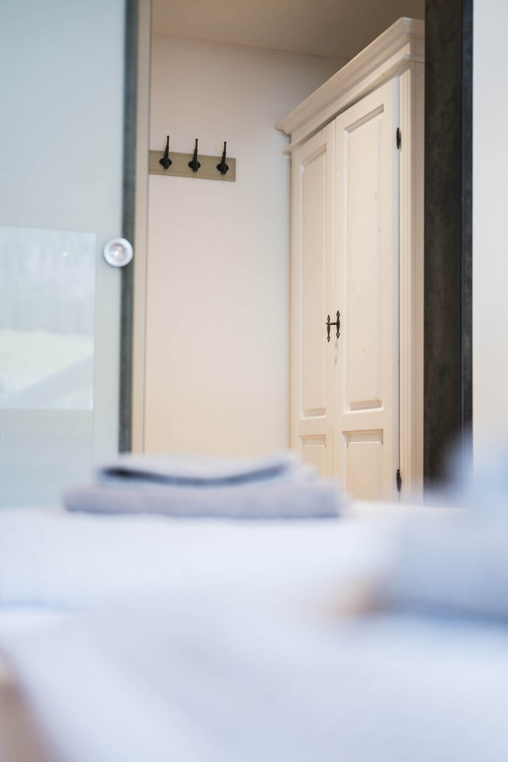 Unser Domizil Brugger ist ein familiär geführtes Bed- & Breakfast Hotel bestehend aus vierzehn Hotelzimmern und fünf Appartements in Neukirchen am Großvenediger. // Our Domizil Brugger is a family-run bed and breakfast hotel consisting of fourteen hotel rooms and five apartments in Neukirchen am Grossvenediger.