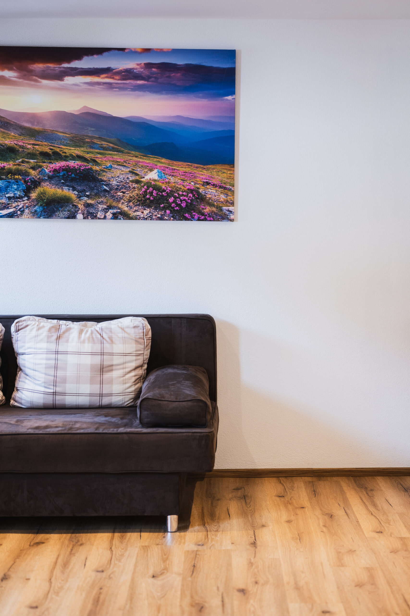 Unser Domizil Brugger ist ein familiär geführtes Bed- & Breakfast Hotel bestehend aus vierzehn Hotelzimmern und fünf Appartements in Neukirchen am Großvenediger. // Our Domizil Brugger is a family-run bed and breakfast hotel consisting of fourteen hotel rooms and five apartments in Neukirchen am Grossvenediger.